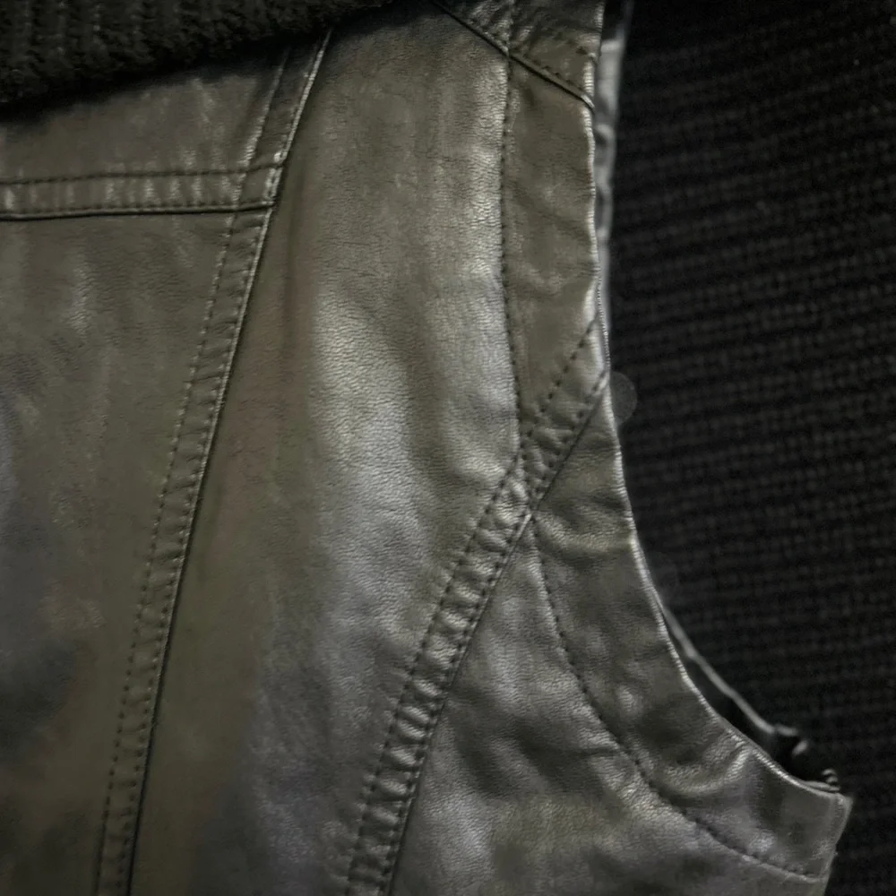 MontanaCo women’s vest faux leather cowl neck black size small new with‎ tags